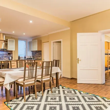 Charming Spacious 3 Bedroom In Old Town Рига